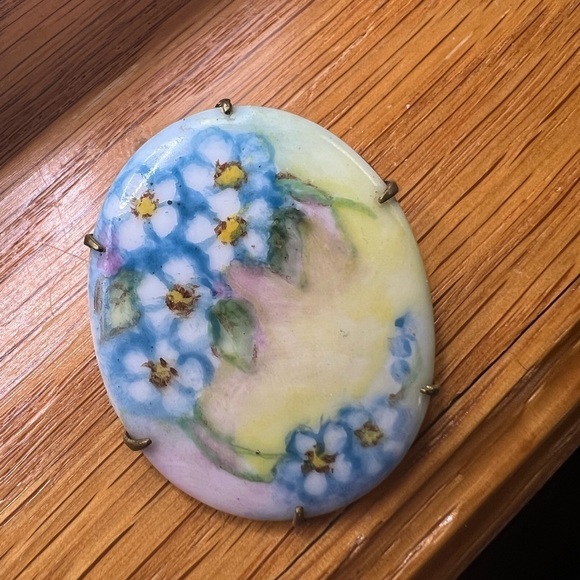 Vintage Hand Painted‎ Porcelain Floral Brass Back Brooch Pin - Picture 8 of 10